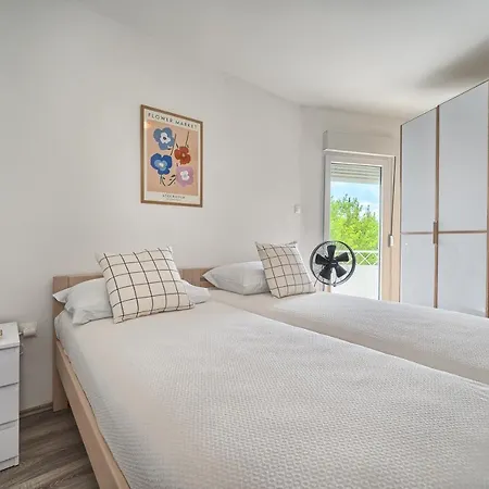 A2- Luxury W Big Balcony 4 Min Walk To
