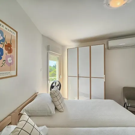 Apartment A2- Luxury W Big Balcony 4 Min Walk To