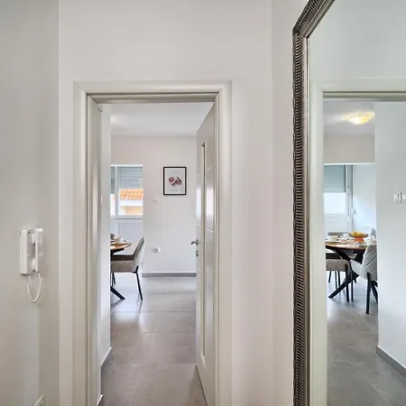 Апартаменты A2- Luxury W Big Balcony 4 Min Walk To